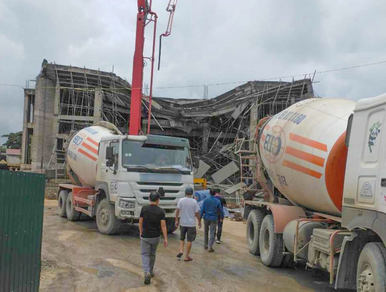 Hiện trường vụ sập giàn giáo tại Trung tâm Văn hóa huyện Tuyên Hóa.