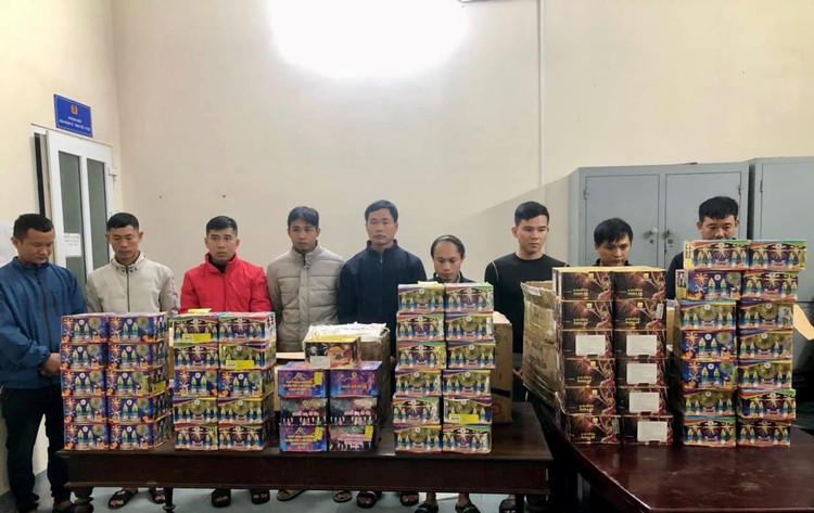 Các đối tượng cùng tang vật bị bắt giữ. Các đối tượng cùng tang vật bị bắt giữ.