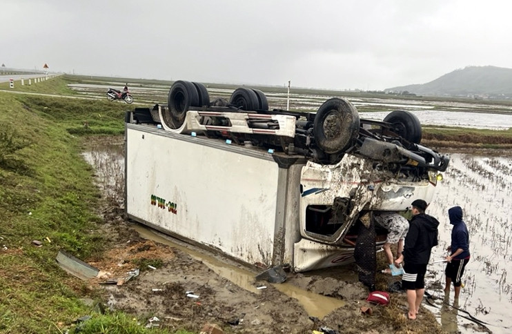 Chiếc xe tải đông lạnh bị lật xuống ruộng. Chiếc xe tải đông lạnh bị lật xuống ruộng.