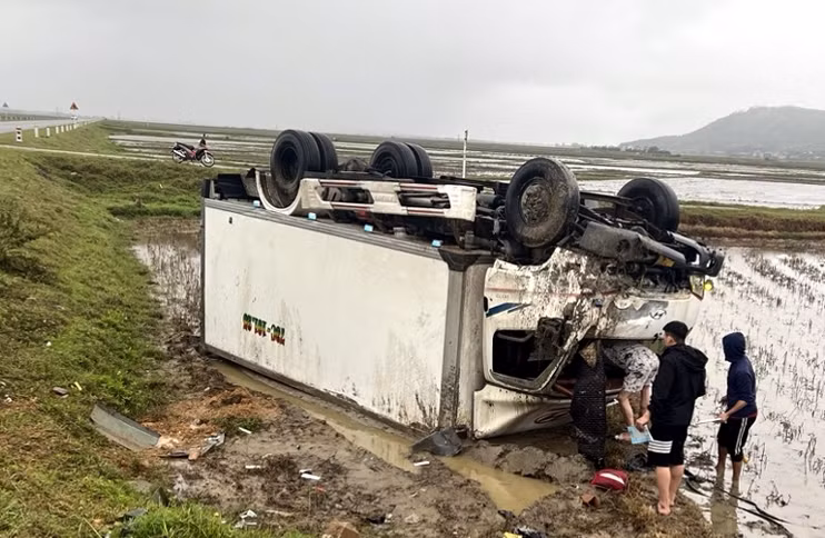 Chiếc xe tải đông lạnh bị lật xuống ruộng.