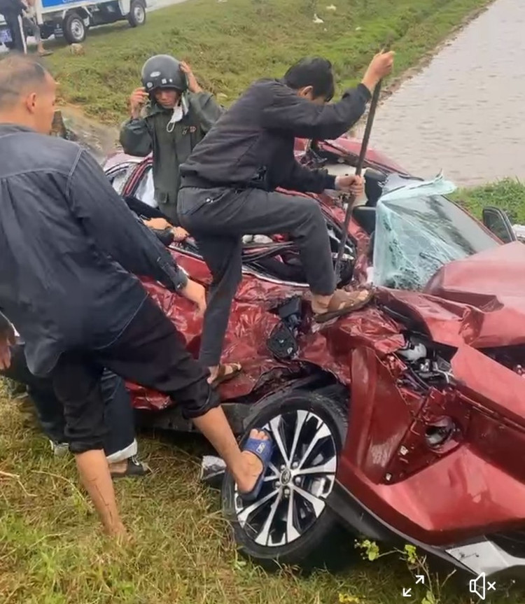 Người dân cạy cửa ôtô con để đưa các nạn nhân đi cấp cứu. Người dân cạy cửa ôtô con để đưa các nạn nhân đi cấp cứu.