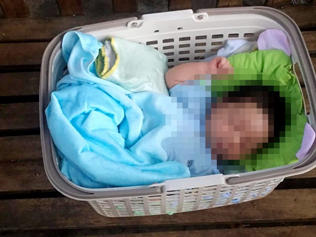 Bé trai bị bỏ rơi trước cổng chùa Vĩnh.