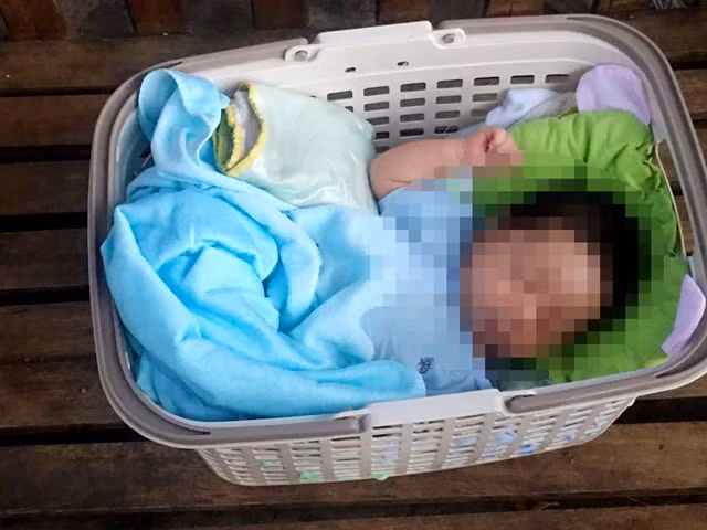 Bé trai bị bỏ rơi trước cổng chùa Vĩnh.