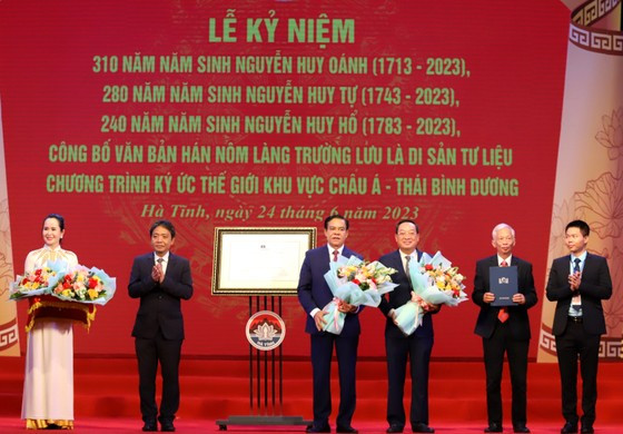 Thứ trưởng Bộ VH-TT-DL Hoàng Đạo Cương trao bằng công nhận Văn bản Hán Nôm làng Trường Lưu là di sản tư liệu cho tỉnh Hà Tĩnh.