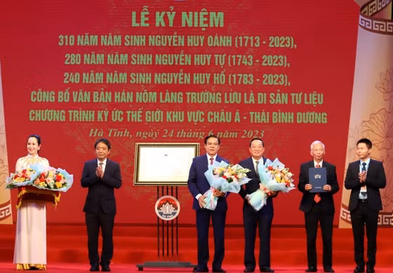 Thứ trưởng Bộ VH-TT-DL Hoàng Đạo Cương trao bằng công nhận Văn bản Hán Nôm làng Trường Lưu là di sản tư liệu cho tỉnh Hà Tĩnh.