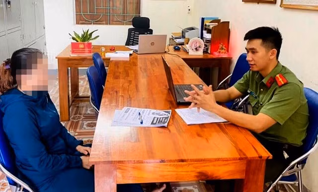 Chị N.T.N. đang làm việc với lực lượng chức năng.