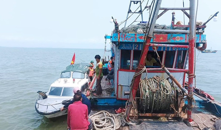 Các ngư dân được lực lượng chức năng đưa vào bờ.