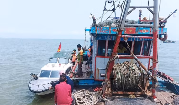 Các ngư dân được lực lượng chức năng đưa vào bờ.