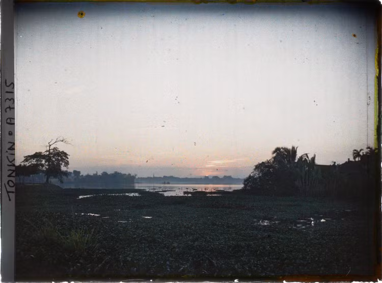 Ngắm cảnh hoàng hôn tím rực ở hồ Tây hơn một thế kỷ trước Ngam canh hoang hon tim ruc o ho Tay hon mot the ky truoc