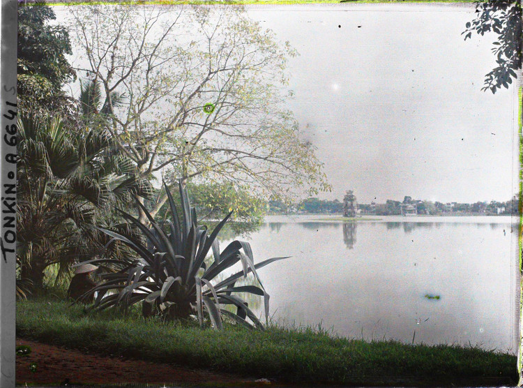 Vẻ khác lạ của hồ Hoàn Kiếm - đền Ngọc Sơn trong ảnh màu 1915 (1) - Hình 2 Ve khac la cua ho Hoan Kiem - den Ngoc Son trong anh mau 1915 (1)-Hinh-2