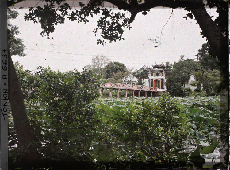 Vẻ khác lạ của hồ Hoàn Kiếm - đền Ngọc Sơn trong ảnh màu 1915 (1) - Hình 4 Ve khac la cua ho Hoan Kiem - den Ngoc Son trong anh mau 1915 (1)-Hinh-4