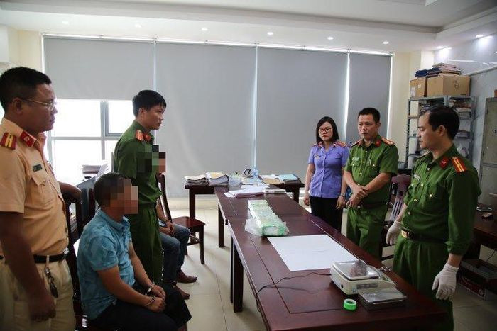 Hai đối tượng cùng tang vật tại cơ quan điều tra.