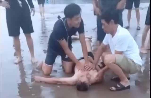 Du khách được sơ cứu rồi chuyển đến bệnh viện để tiếp tục cấp cứu.