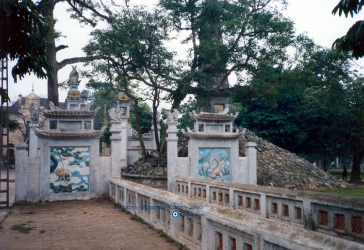 Lối vào đền Ngọc Sơn.