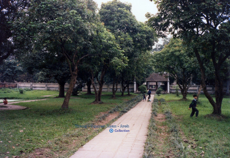 Đường Thần đạo sau Văn Miếu Môn dẫn đến Đại Trung Môn.