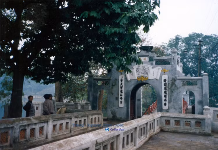 Đài Nghiên, cánh cổng phía trước cầu Thê Húc.