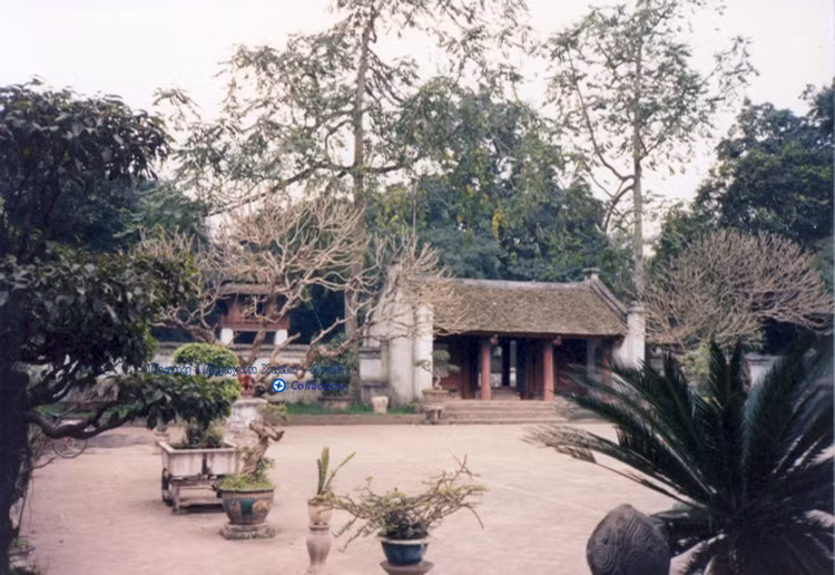 Trong sân Bái Đường, phía sau khu vườn bia.