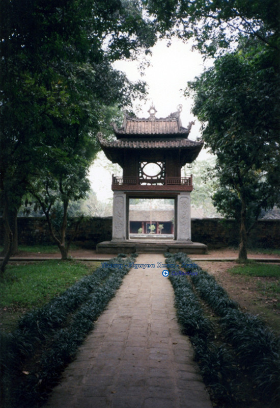 Sau Đại Trung Môn là Khuê Văn Các.