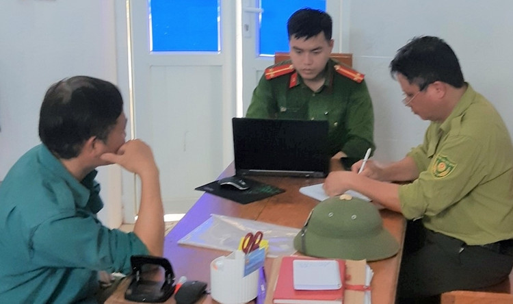 Bùi Sỹ Quan đang làm việc với lực lượng chức năng.