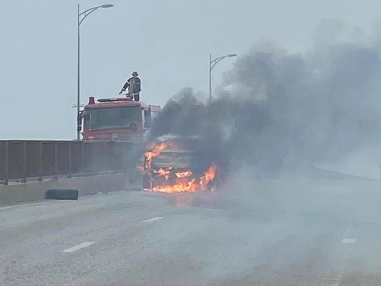 Lực lượng chức năng đang tiến hành dập lửa...