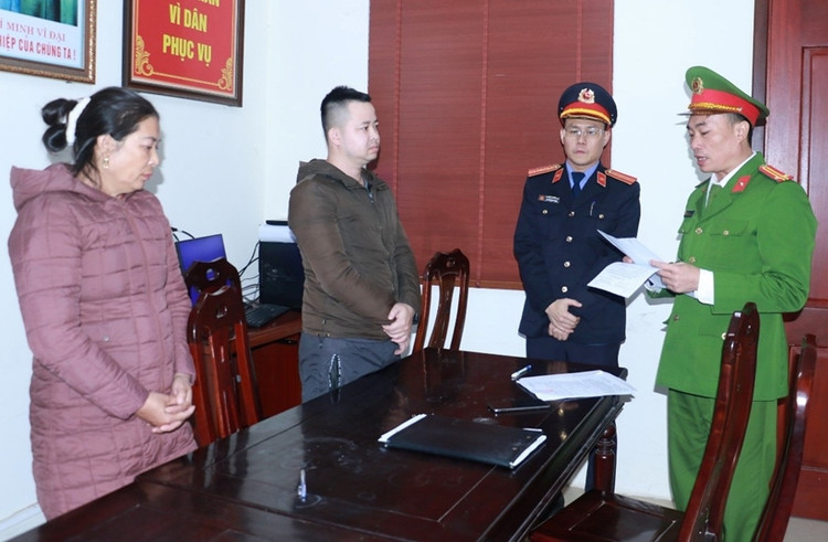 Cơ quan CSĐT Công an tỉnh Nghệ An đọc lệnh khởi tố 2 bị can. Cơ quan CSĐT Công an tỉnh Nghệ An đọc lệnh khởi tố 2 bị can.