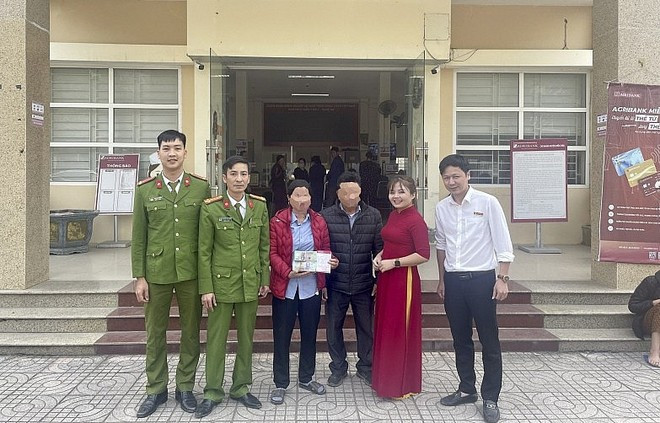 Lực lượng chức năng trao trả lại 1 tỷ đồng cho chị H.