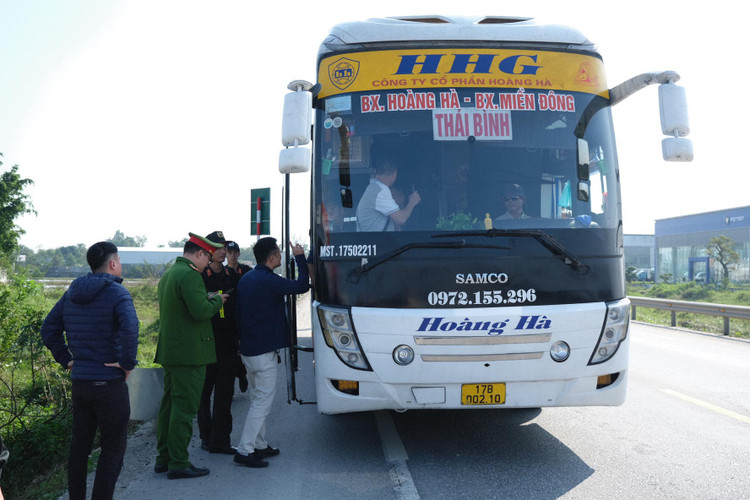 Lực lượng chức năng kiểm tra các phương tiện lưu thông qua địa bàn tỉnh Hà Tĩnh.