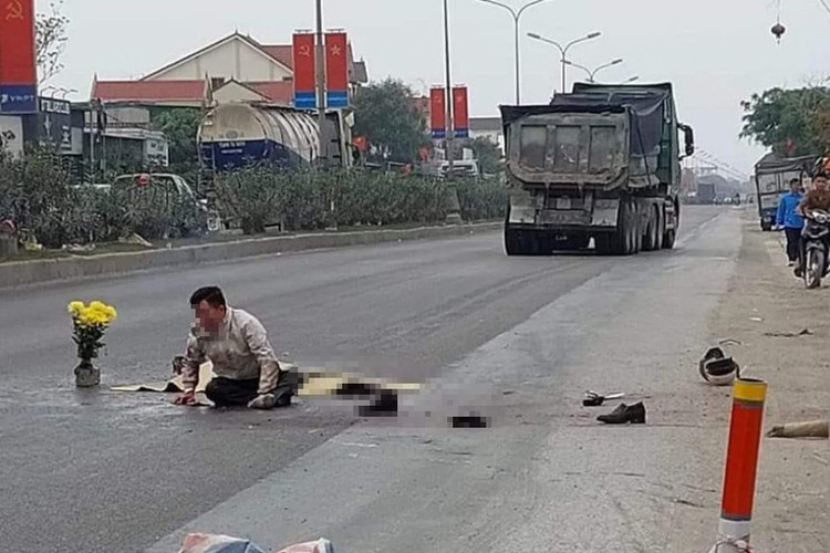 Người chồng gào khóc bên thi thể vợ.