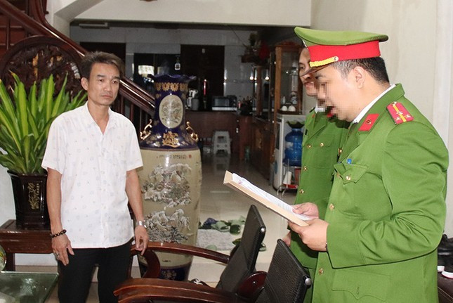 Cơ quan điều tra đọc quyết định tạm giữ hình sự đối với Dương Trung Dũng.