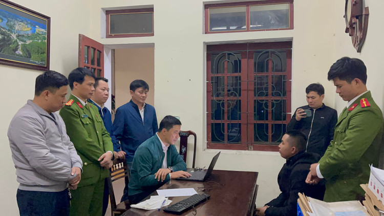 Thượng tá Nguyễn Hồng Phong, Giám đốc Công an tỉnh Hà Tĩnh đang lấy lời khai từ một đối tượng...