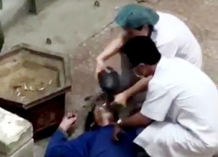 Các bác sĩ đang cấp cứu nạn nhân…