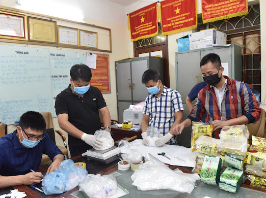 Lực lượng chức năng đang kiểm đếm tang vật...