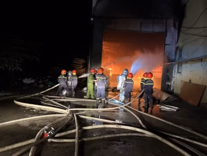 Lực lượng chức năng đang tiến hành dập lửa... Lực lượng chức năng đang tiến hành dập lửa...