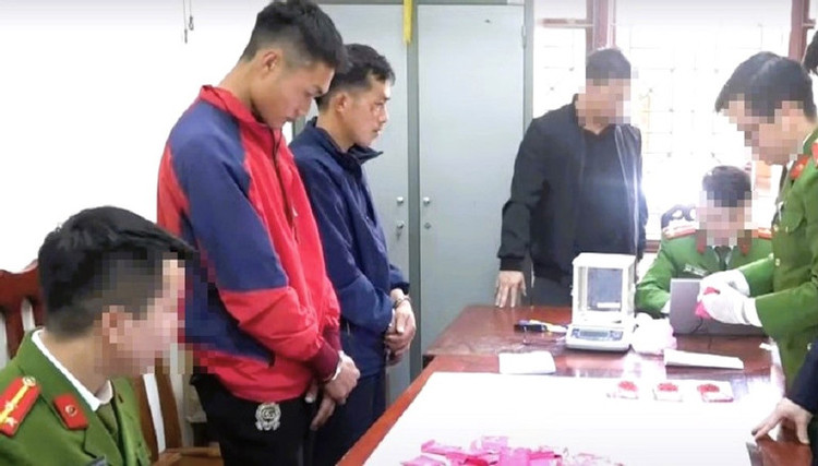 Hai đối tượng cùng tang vật tại Cơ quan CSĐT.