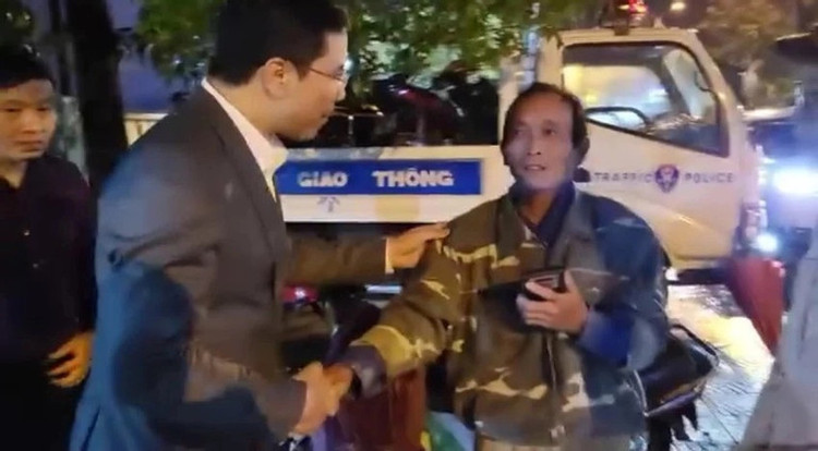 Đại tá Nguyễn Hồng Phong - Giám đốc Công an tỉnh Hà Tĩnh cùng bác thợ nề tại chốt kiểm tra nồng độ cồn.