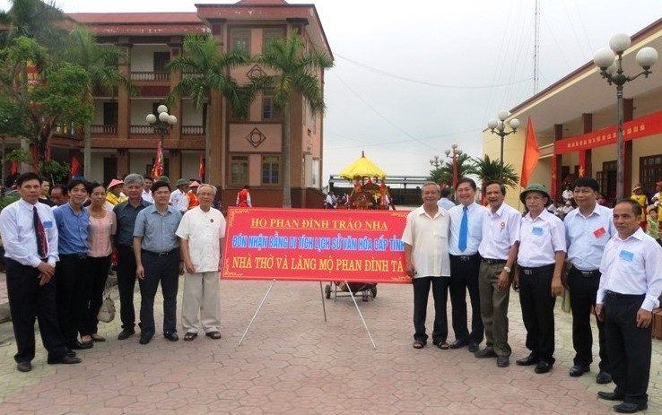 Hội đồng Phan tộc và Tiến sĩ Phan Xuân Dũng tại Lễ đón nhận Bằng công nhận Di tích lịch sử văn hóa.