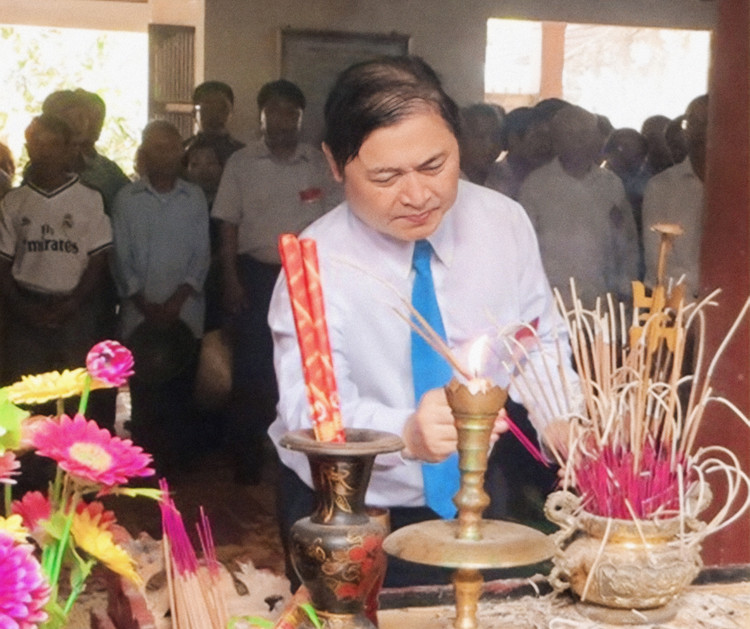 TSKH Phan Xuân Dũng, Chủ tịch Liên hiệp các Hội khoa học và Kỹ thuật Việt Nam, đại diện cho con cháu thành đạt trong dòng họ thắp hương bái Tổ.