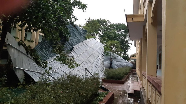 Mái tôn dãy phòng học của Trường THPT Quỳ Châu bị lật. Mái tôn dãy phòng học của Trường THPT Quỳ Châu bị lật.