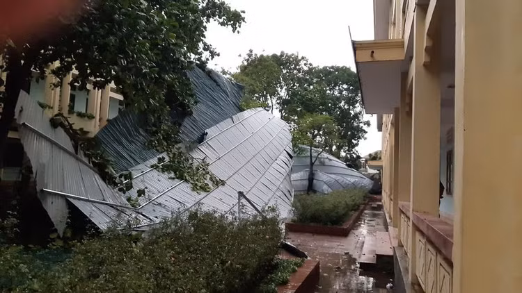 Mái tôn dãy phòng học của Trường THPT Quỳ Châu bị lật.