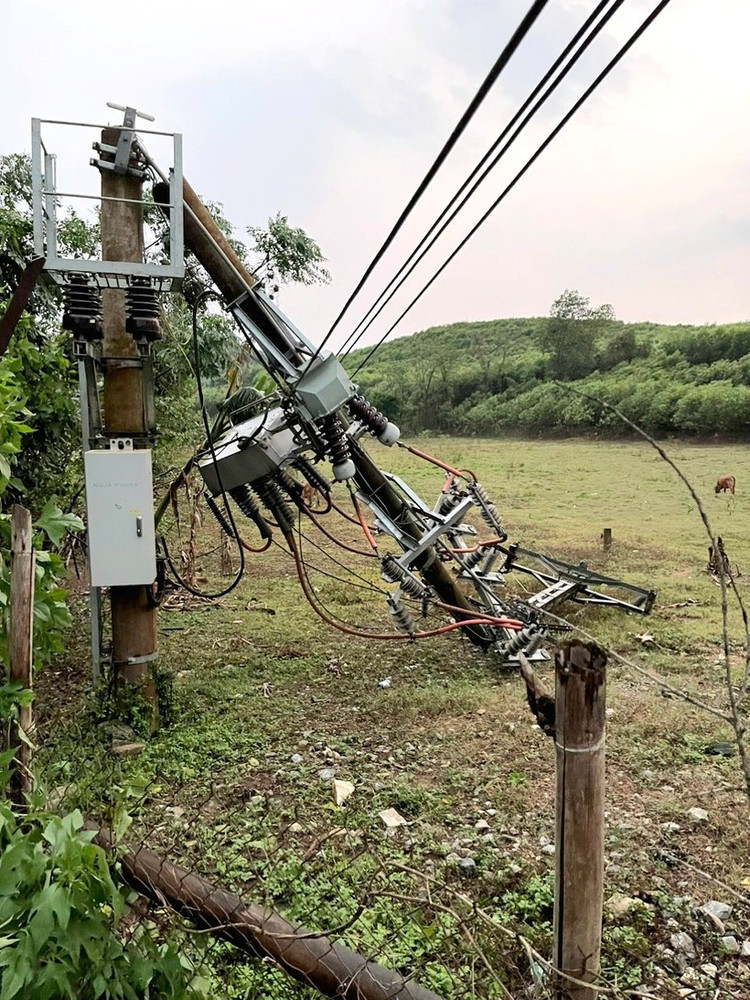 Cột điện gãy đổ... Cột điện gãy đổ...