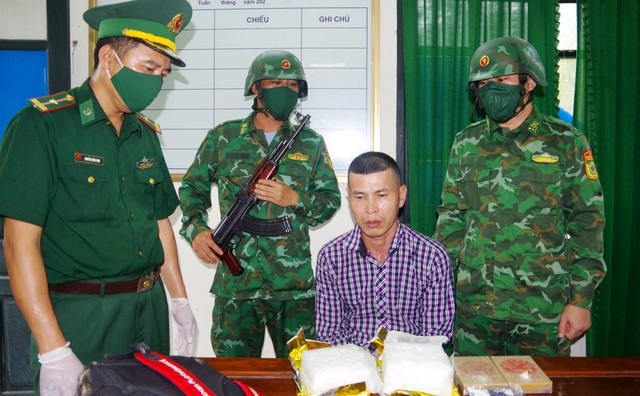 Đối tượng Hoàng Văn Hòa cùng tang vật bị bắt giữ.