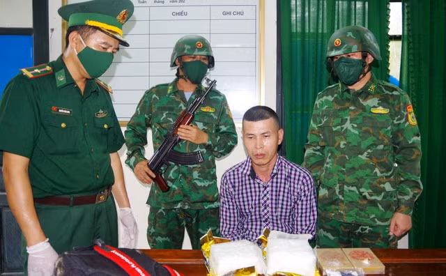 Đối tượng Hoàng Văn Hòa cùng tang vật bị bắt giữ.