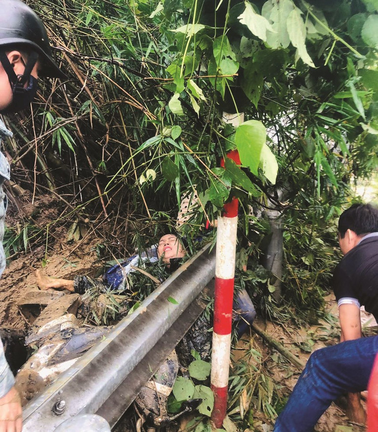 Hai cô giáo bị đất đá vùi lấp...