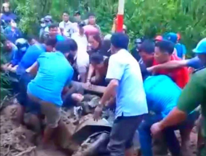 Lực lượng chức năng cùng người dân giải cứu nạn nhân.