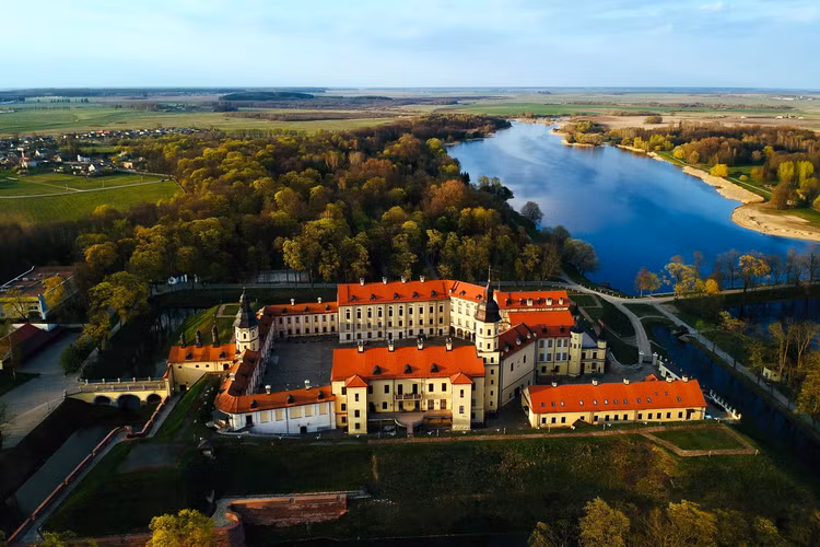 Kham pha toa lau dai co noi tieng nhat Belarus-Hinh-5