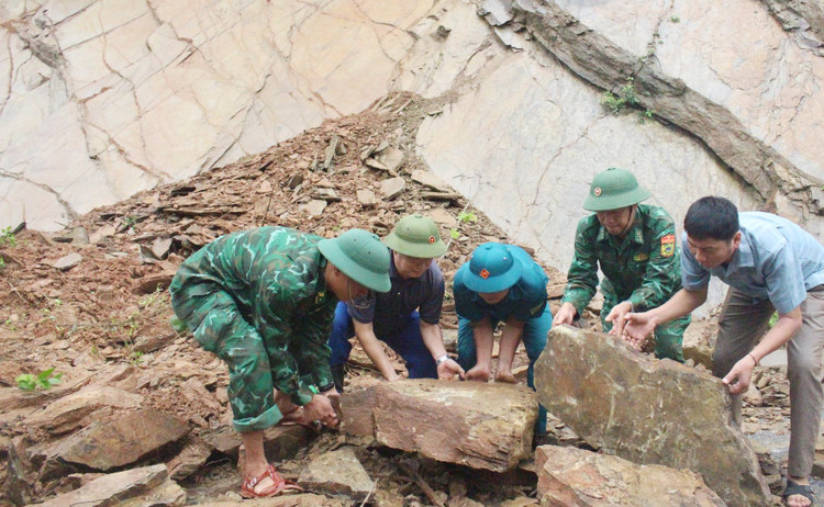 Lực lượng chức năng tỉnh Nghệ An đang khắc phục sạt lở.