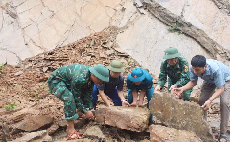 Lực lượng chức năng tỉnh Nghệ An đang khắc phục sạt lở.