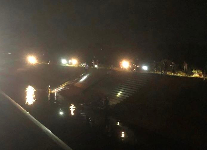 Lực lượng chức năng cùng người dân đang tìm kiếm tung tích nạn nhân.