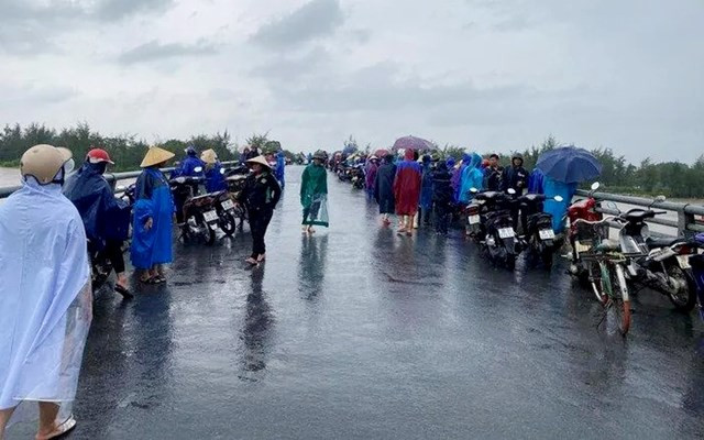 Chính quyền địa phương huy động nhân lực, phương tiện để tìm kiếm nạn nhân.