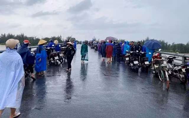 Chính quyền địa phương huy động nhân lực, phương tiện để tìm kiếm nạn nhân.